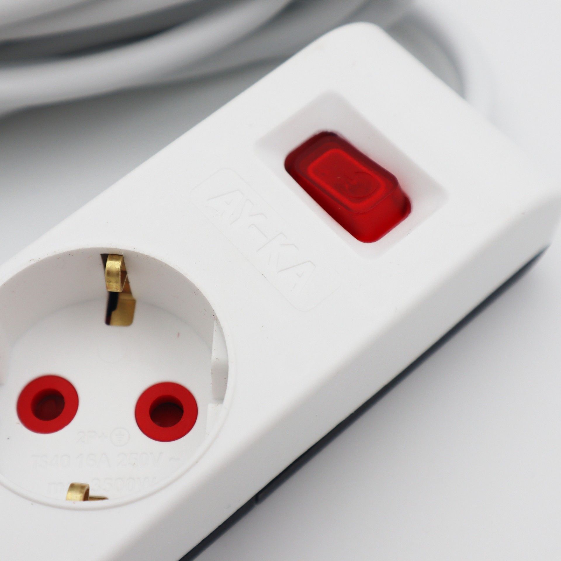 AY-KA Üçlü Topraklı Ç.K. Anahtarlı Grup Priz 5m.